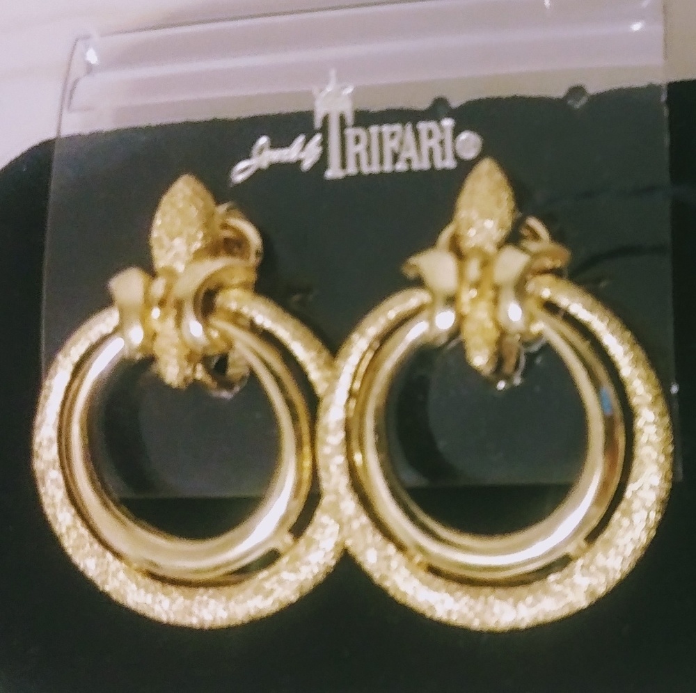 Vintage gold Trifari Hoop Clip on earrings. NWT